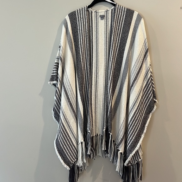 Aerie One Size open front poncho/wrap/shawl - Picture 3 of 4